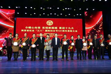 集團(tuán)公司領(lǐng)導(dǎo)李學(xué)彥家庭喜獲“三秦最美家庭”之星榮譽(yù)稱號