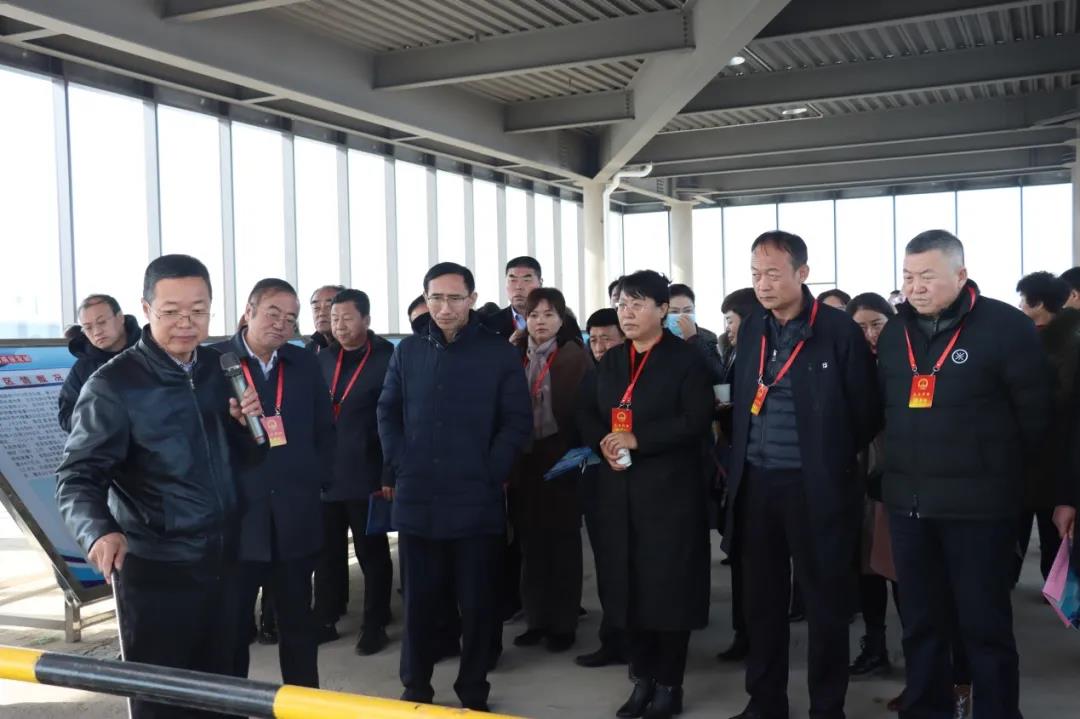 在榆省、市、區(qū)人大代表視察體育小鎮(zhèn)項(xiàng)目