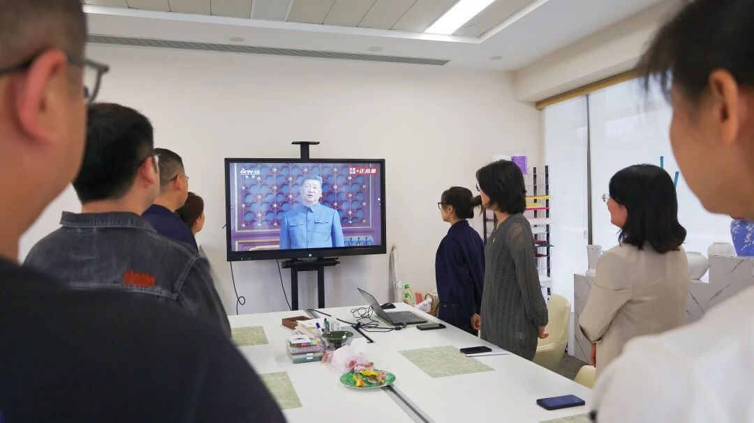 觀看閱兵盛典，見(jiàn)證強(qiáng)國(guó)力量